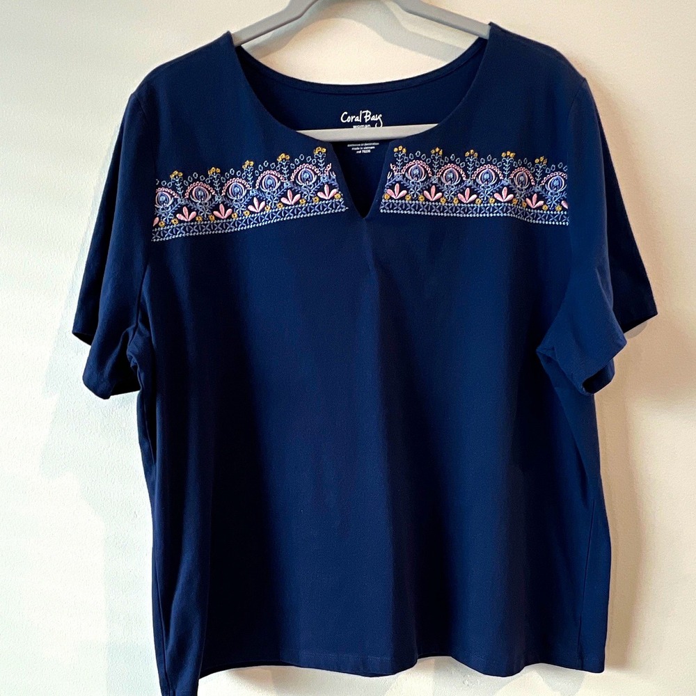Coral Bay womens 1X Plus Navy V-Neck Short Sleeve Embroidered Knit Top